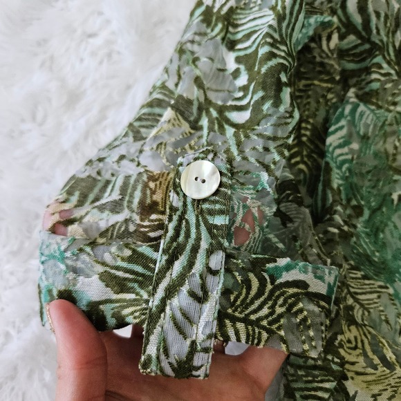 Hearts‎ of Palm Women's Green Palm Print Semi Sheer Button Up Top. Size 8 - Picture 4 of 7